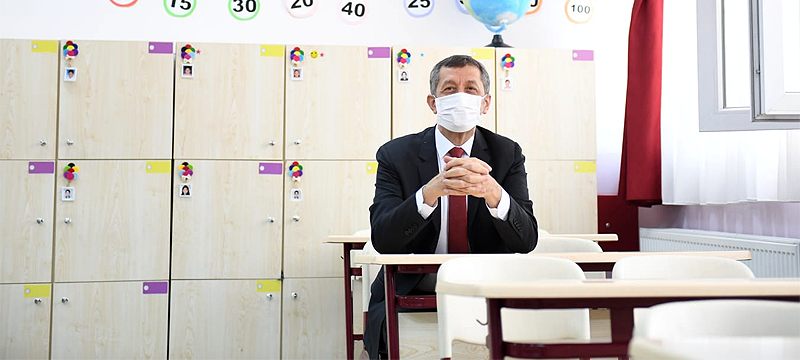 Milli Eğitim Bakanı Ziya Selçuk ilk ders zilini çaldı