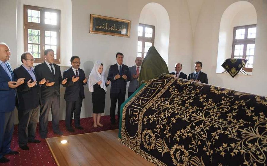 Şehit padişah kabri başında anıldı